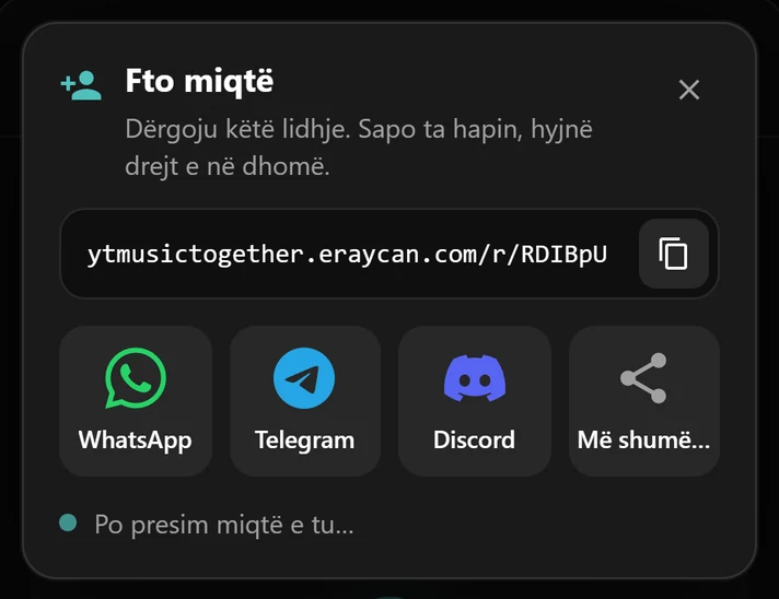 Dritarja e ftesës me lidhjen e dhomës dhe butonat e WhatsApp, Telegram dhe Discord