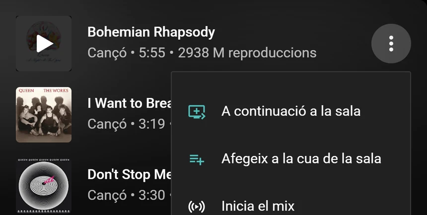 Un menú de cançó de YouTube Music amb les opcions A continuació a la sala i Afegeix a la cua de la sala