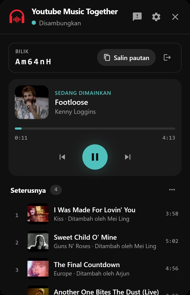 Panel bilik yang menunjukkan lagu yang sedang dimainkan dan baris gilir